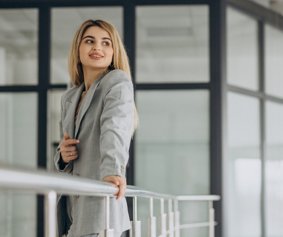casual dress code jelentse SMART CASUAL Mit jelent a frfi s a ni ltzkdsben? Ha ma belpsz egy irodba vagy elmsz egy llsinterjra, egyre ritkbban ltsz klasszikus ltnyt s nyakkendt. Ugyanakkor a pl-melegt komb sem