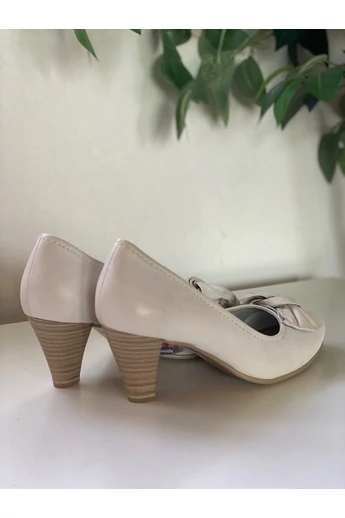 Jana törtfehér magassarkú cipő